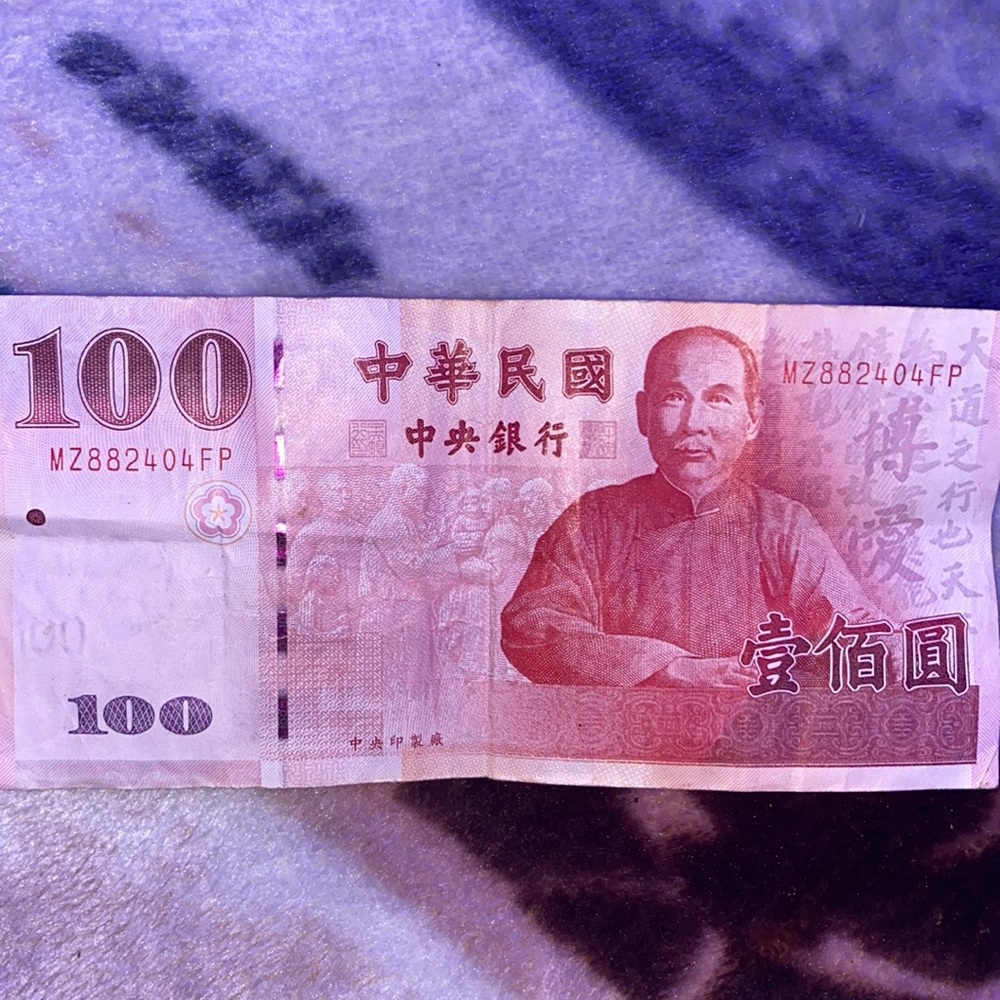Taiwan $100